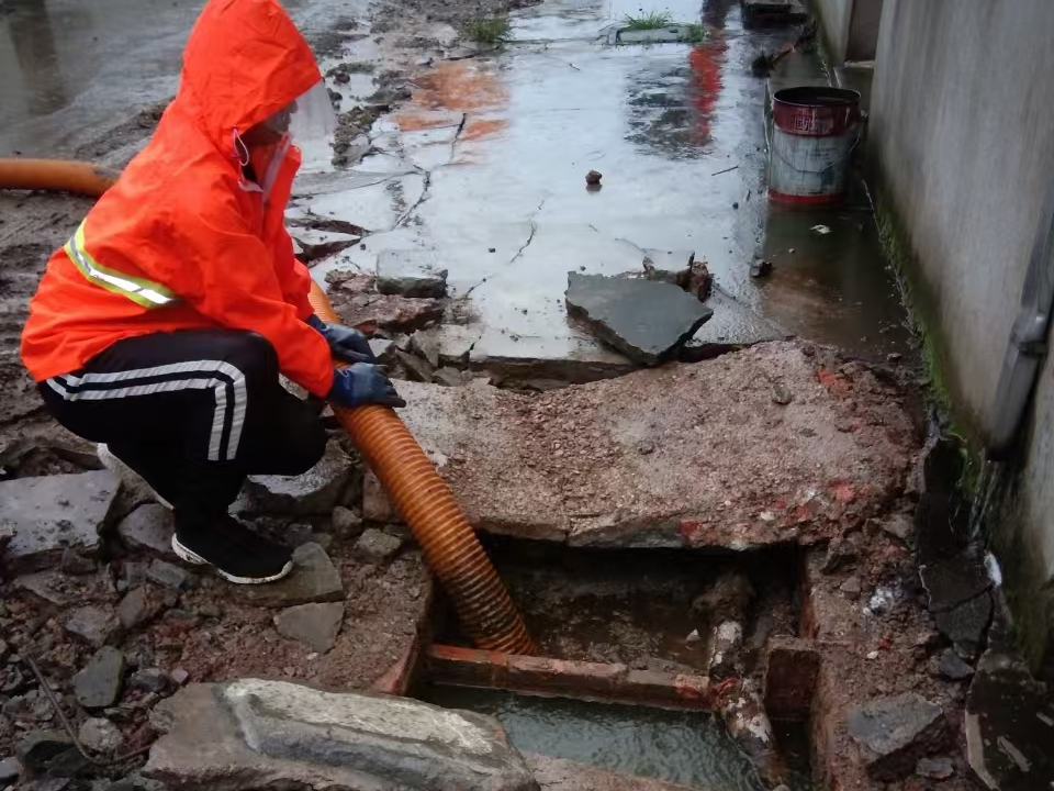 东河镇专业清理污水池 炜誉市政以规范流程守护城市 “肠道”