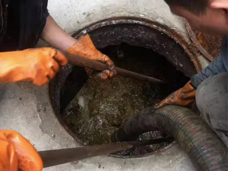 东河镇清理化粪池时如何避免沼气的危害？